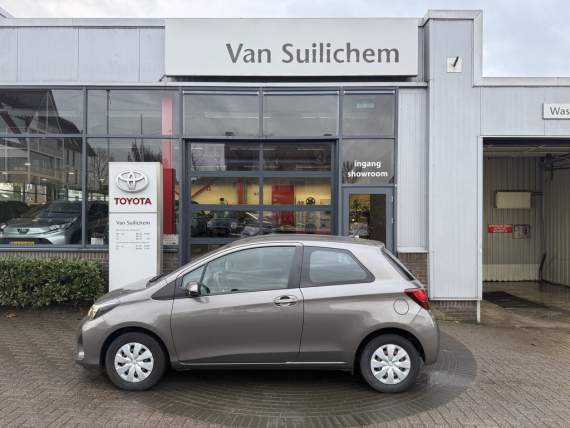 Toyota Yaris 1.0 VVT-i Now bij Van Suilichem Auto's in Opheusden
