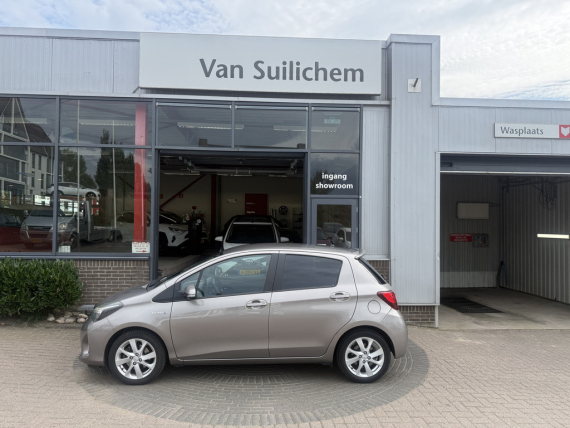 Toyota Yaris 1.5 Hybrid Lease bij Van Suilichem Auto's in Opheusden