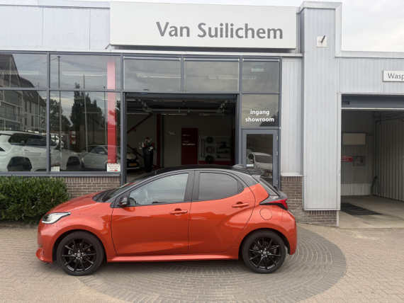 Toyota Yaris 1.5 Hybrid GR Sport bij Van Suilichem Auto's in Opheusden