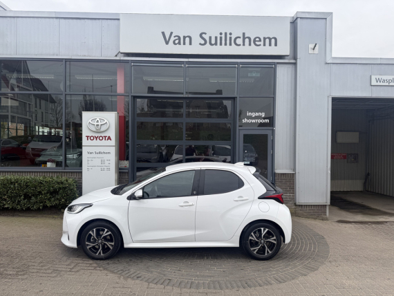 Toyota Yaris 1.5 Hybrid 115 First Edition blind spot bij Van Suilichem Auto's in Opheusden