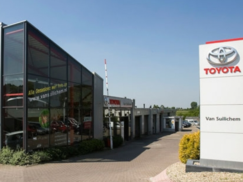 De showroom van Van Suilichem Auto's aan de Dorpsstraat in Opheusden