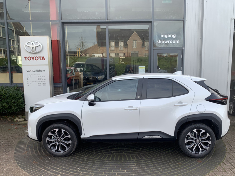 Binnen in de showroom van Van Suilichem Auto's